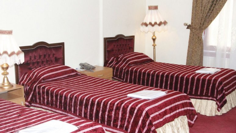 اتاق سه تخته هتل جمشید کرمانشاه